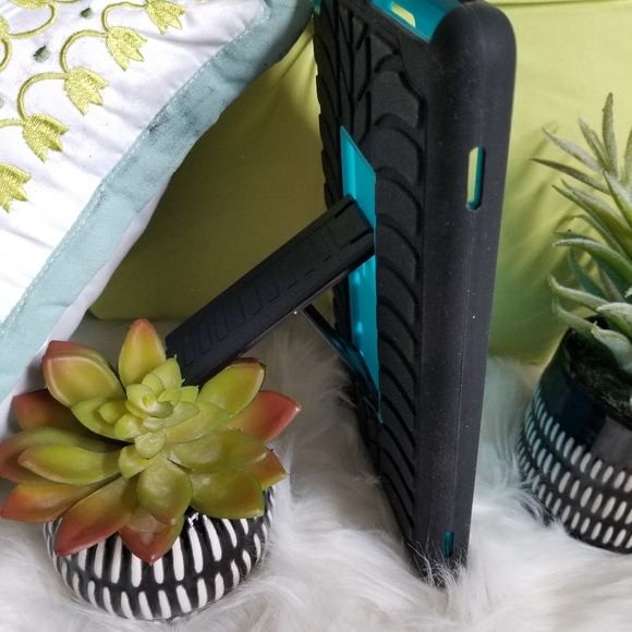 NWOT.. KINDLE FIRE 8 TABLET COVER WITH STAND - Picture 3 of 11